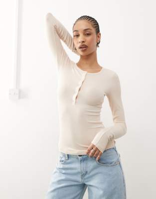 Weekday - Langärmliges T-Shirt in Wollweiß mit Henley-Ausschnitt