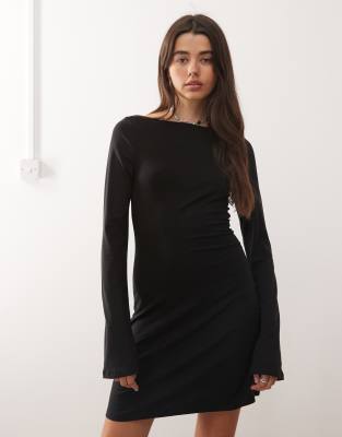 Weekday - Langärmliges, tief ausgeschnittenes Minikleid in Schwarz mit U-Boot-Ausschnitt, exklusiv bei ASOS