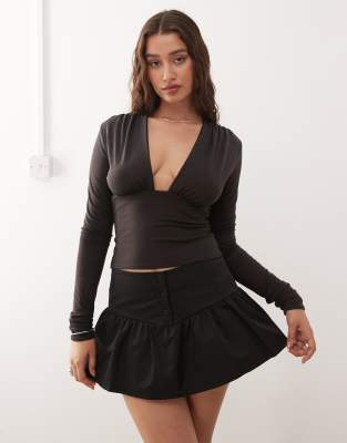 Weekday - Langärmliges, tief ausgeschnittenes Neckholder-Oberteil in Dunkelbraun, exklusiv bei ASOS-Brown
