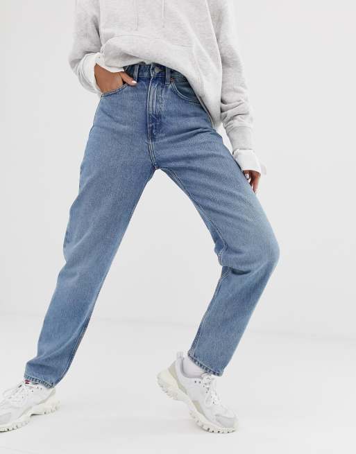 Very light blue mom jeans in responsible cotton