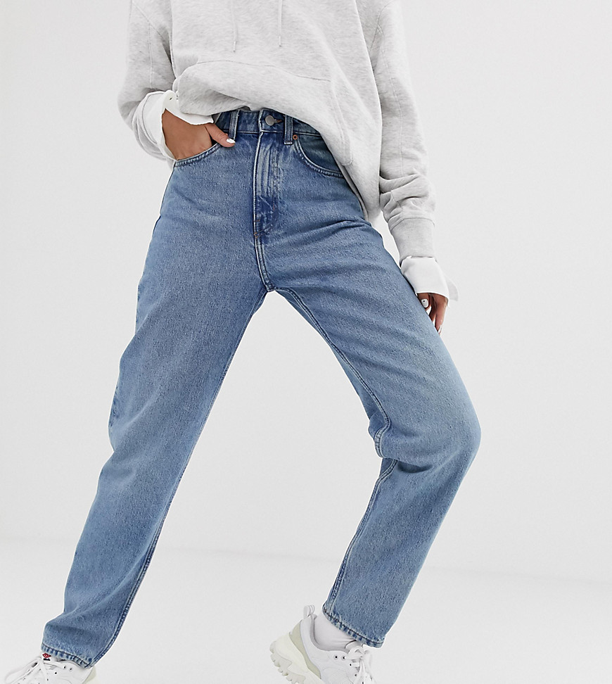 weekday -  – Lash – Oversize-Mom-Jeans aus Bio-Baumwolle in Hellblau