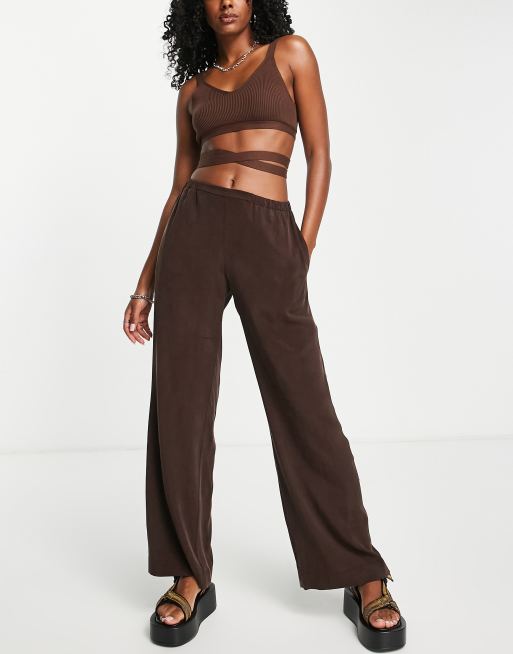 Weekday – Lässige Satinhose in Braun mit geradem Schnitt