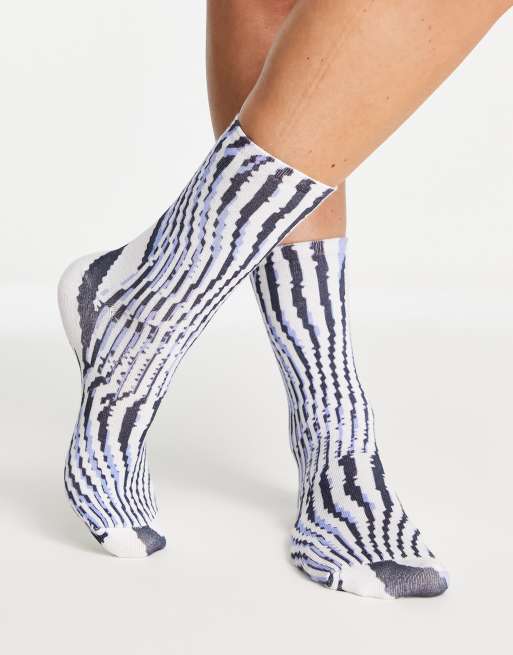 Weekday - Lea - Chaussettes à imprimé tourbillon - Blanc cassé/bleu