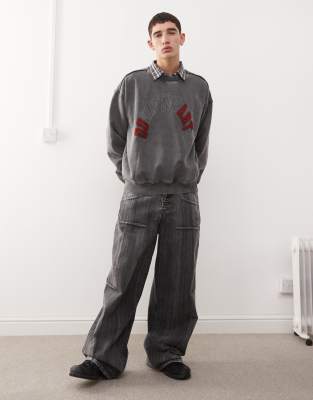 Weekday - Liam - Sweat-shirt oversize avec texte brodé - Noir délavé