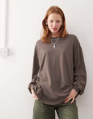 Weekday - Lindy - Langärmliges Shirt in Maulwurfbraun mit extremer Oversize-Passform