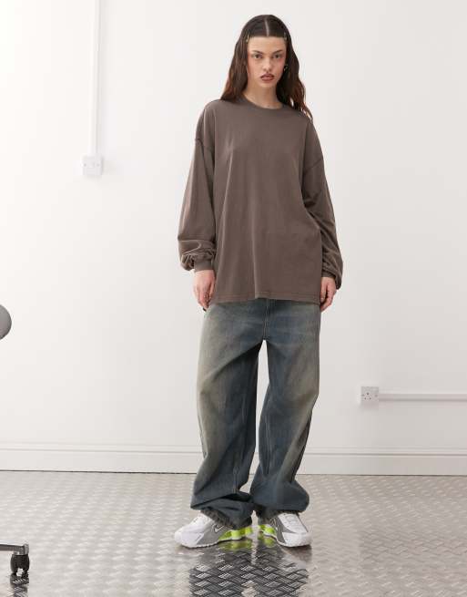 Weekday – Lindy – Szarobrązowy T-shirt super oversize z długimi rękawami, 3 z 4