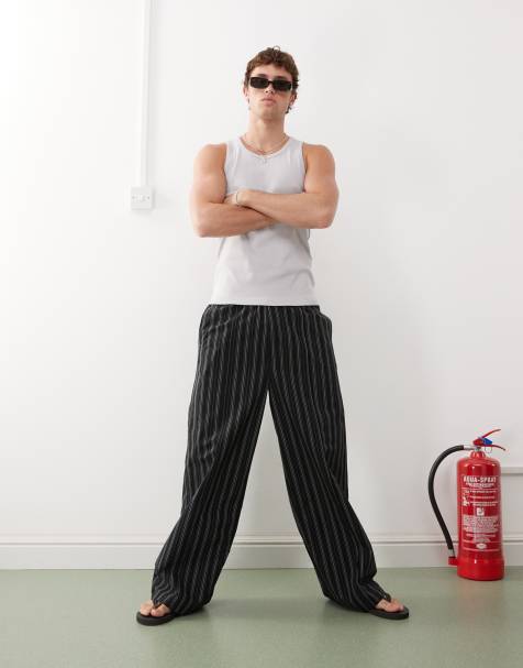 Weekday – Locker geschnittene Hose in Schwarz und Beige gestreift - view 1