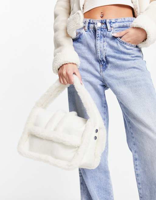Weekday – Lollo – Schultertasche aus Lammfellimitat in Creme
