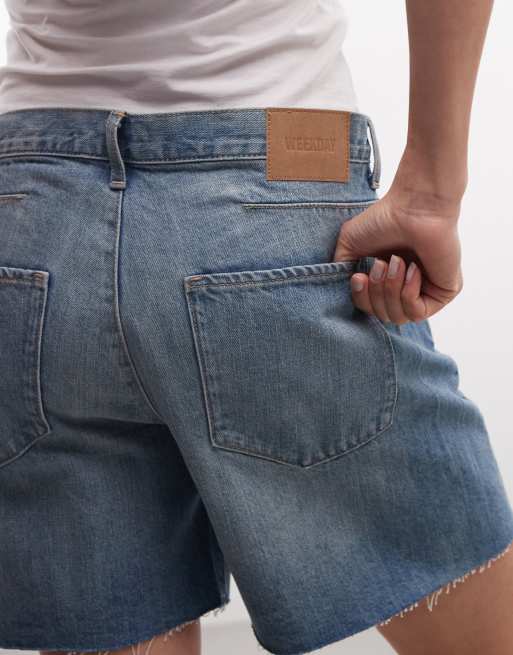 Weekday low waist baggy denim shorts with twisted front seam in blue wash, 4 of 5