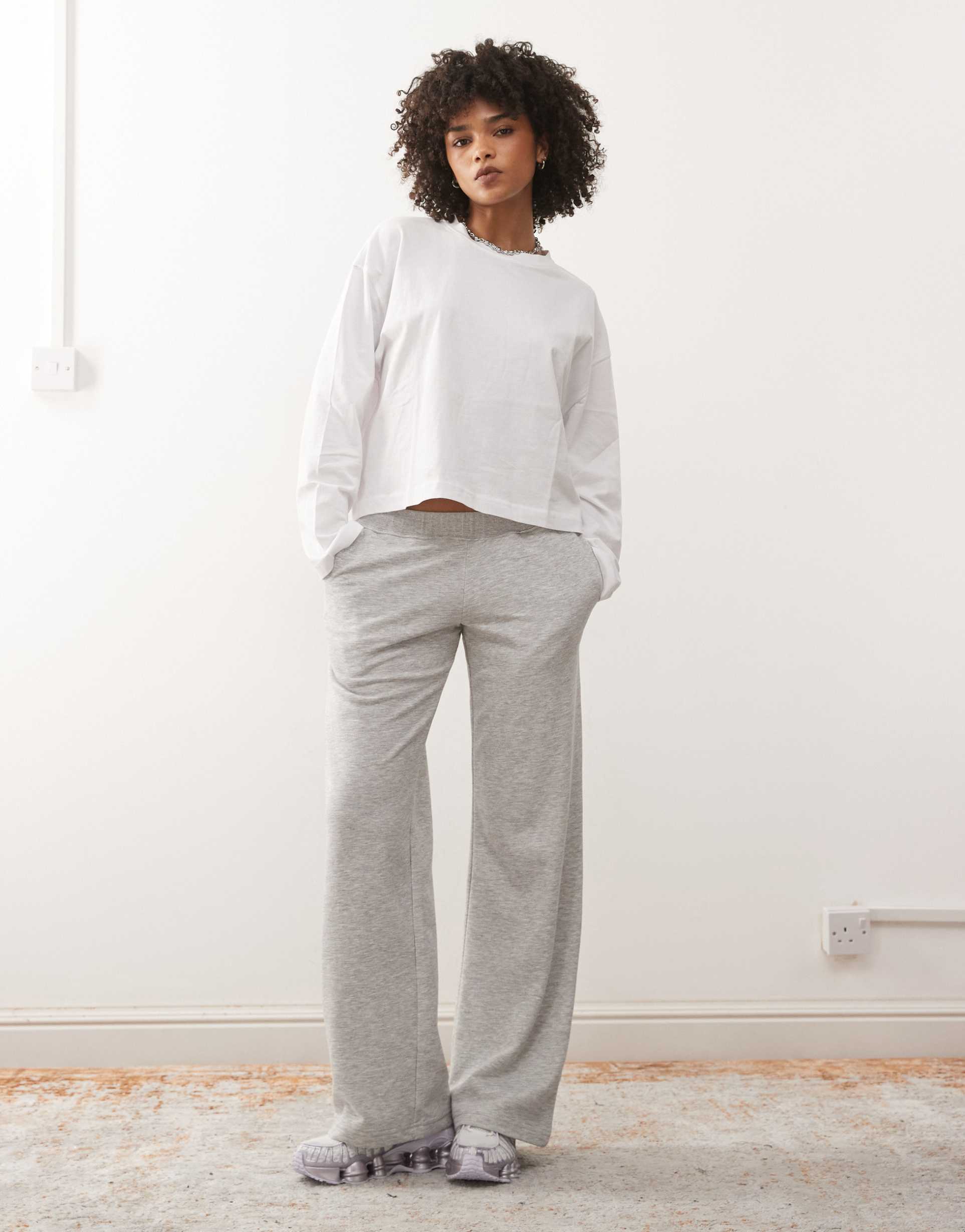 weekday low waisted wide leg sweatpants in gray melange