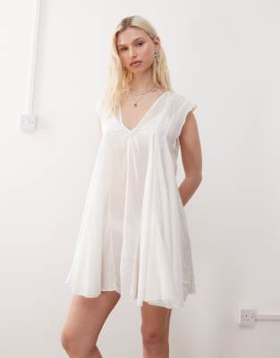Weekday - Luftiges, fließendes Minikleid aus Chiffon in Weiß