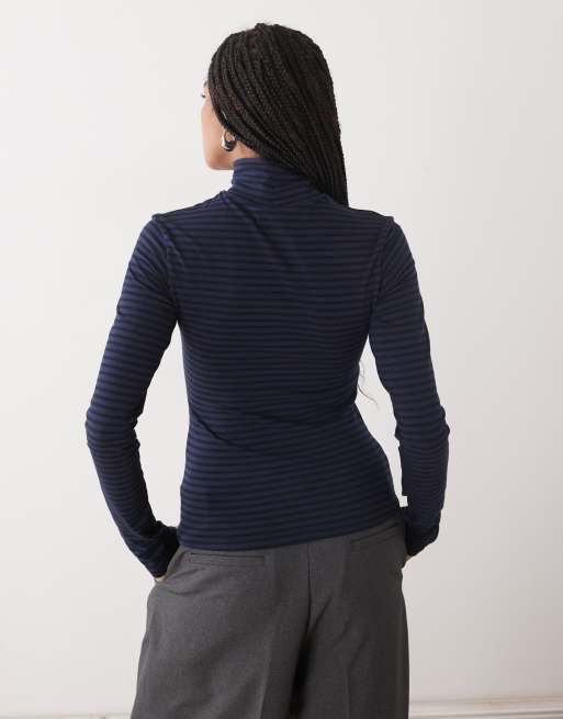 Weekday - Maglietta a maniche lunghe slim a collo alto con motivo a righe blu navy e nere, 3 di 4