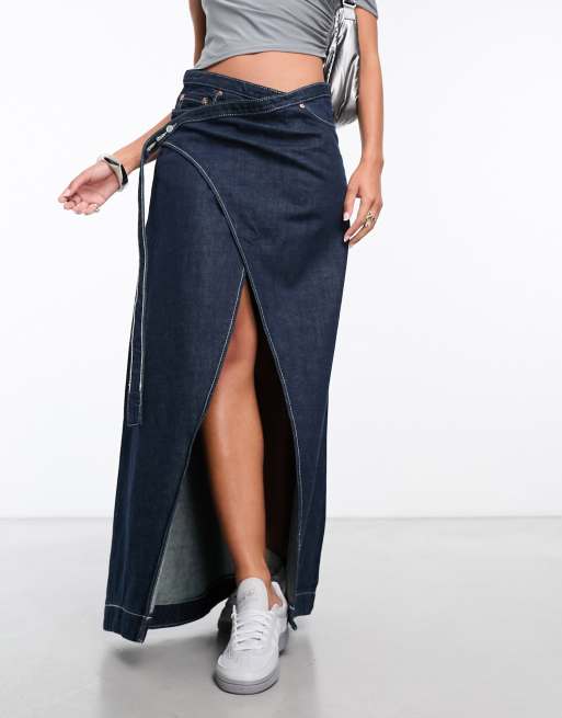 Weekday - Main - Gonna al polpaccio in denim lavaggio blu scuro a portafoglio