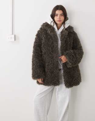 Weekday - Manteau oversize en fausse fourrure - Taupe foncé-Brown