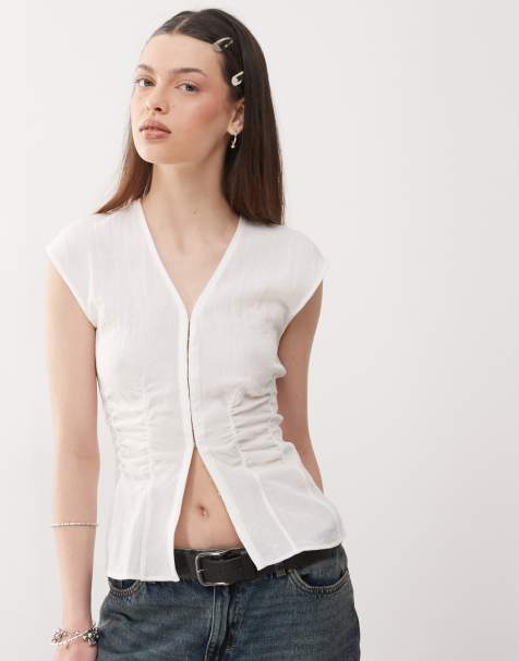 Weekday – Marszczony top z dekoltem w szpic i haftkami w kolorze złamanej bieli - view 1