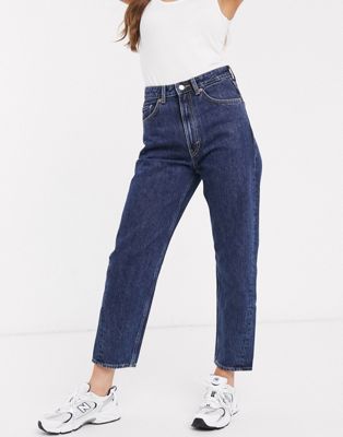 Weekday – Meg – Mum-Jeans aus Bio-Baumwolle in Win-Blau