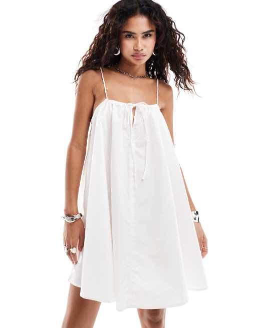 Weekday – Mika – Luftiges Mini-Sommerkleid in Weiß mit Camisole-Trägern 
