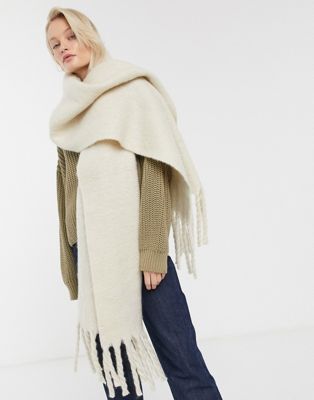Weekday – Mind – Naturvit filtscarf i oversize-modell