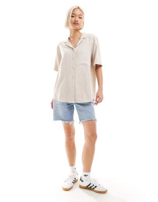 Weekday - Mira - Kurzärmlige Bluse aus Leinenmix in Wollweiß