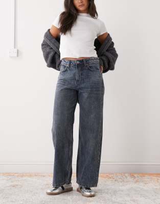 Weekday - Missy - Loose-Fit-Jeans in blauer Streaky-Waschung mit niedrigem Bund