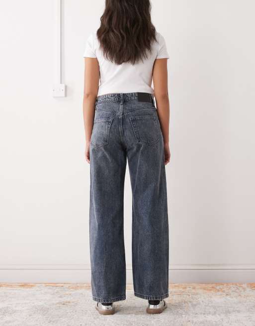 Weekday – Missy – Loose-Fit-Jeans in blauer Streaky-Waschung mit niedrigem Bund, 2 von 5