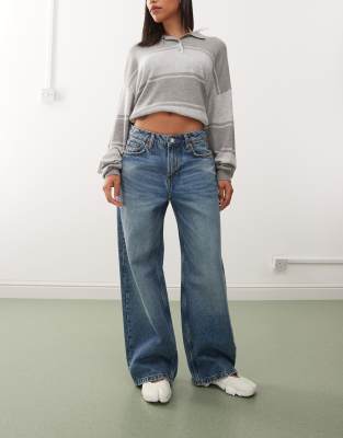 Weekday - Missy - Loose-Fit-Jeans in dunkelblauer Waschung mit niedrigem Bund und grünem Farbstich