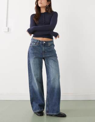 Weekday - Missy - Loose-Fit-Jeans in mittelblauer Waschung mit niedrigem Bund
