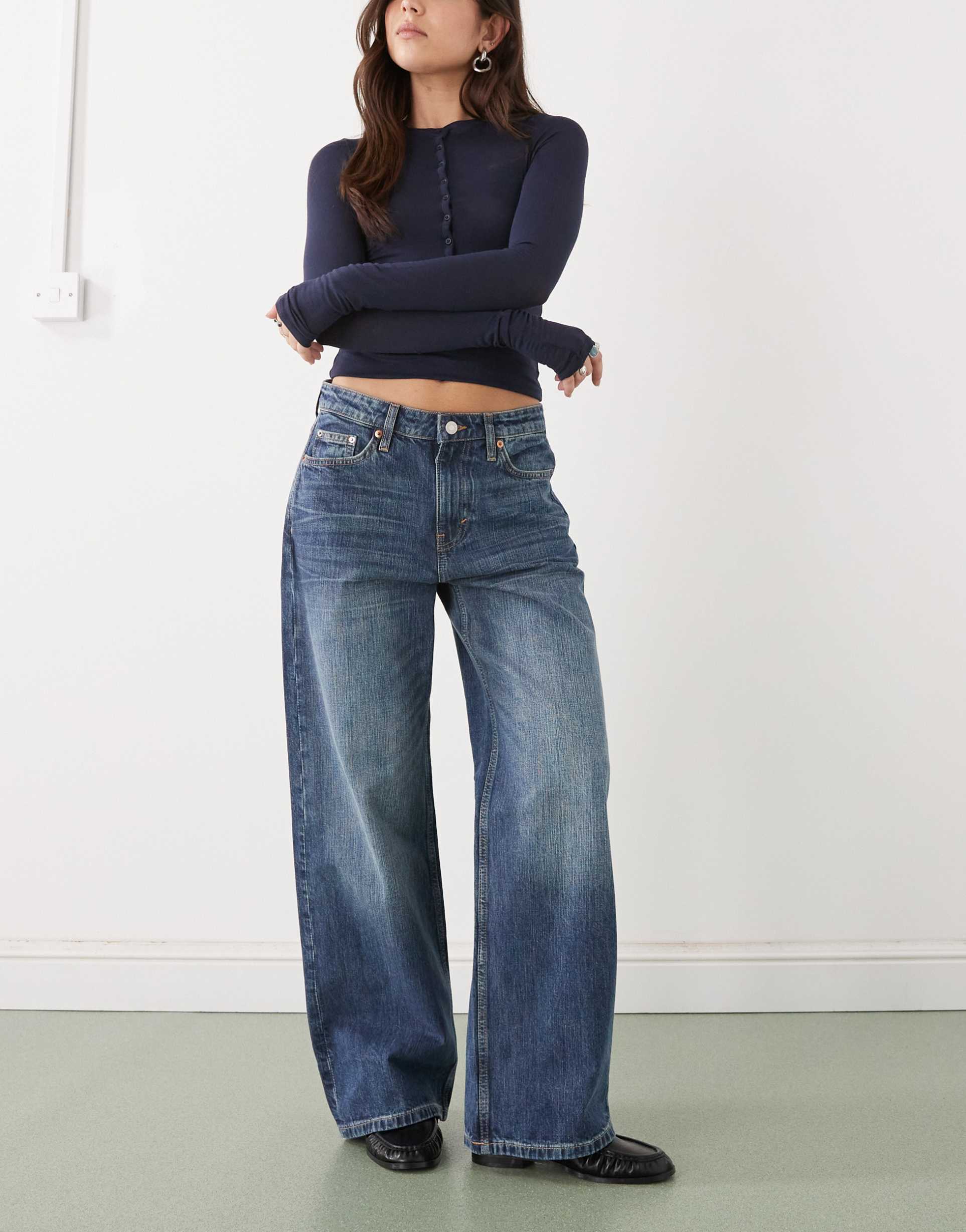 weekday missy low waist loose fit jeans in mid blue wash