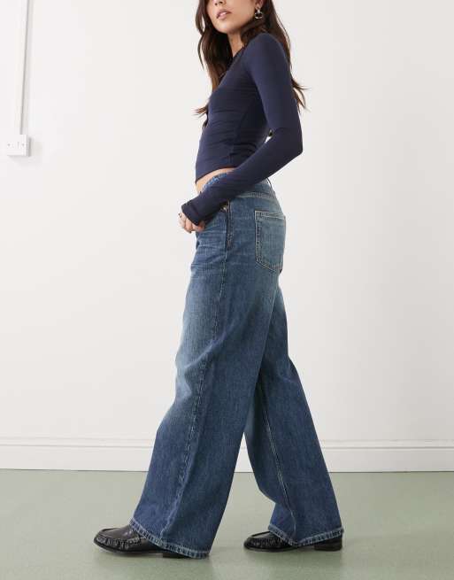 Weekday Missy low waist loose fit jeans in mid blue wash, 2 of 5