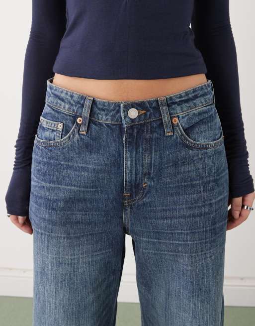 Weekday Missy low waist loose fit jeans in mid blue wash, 4 of 5