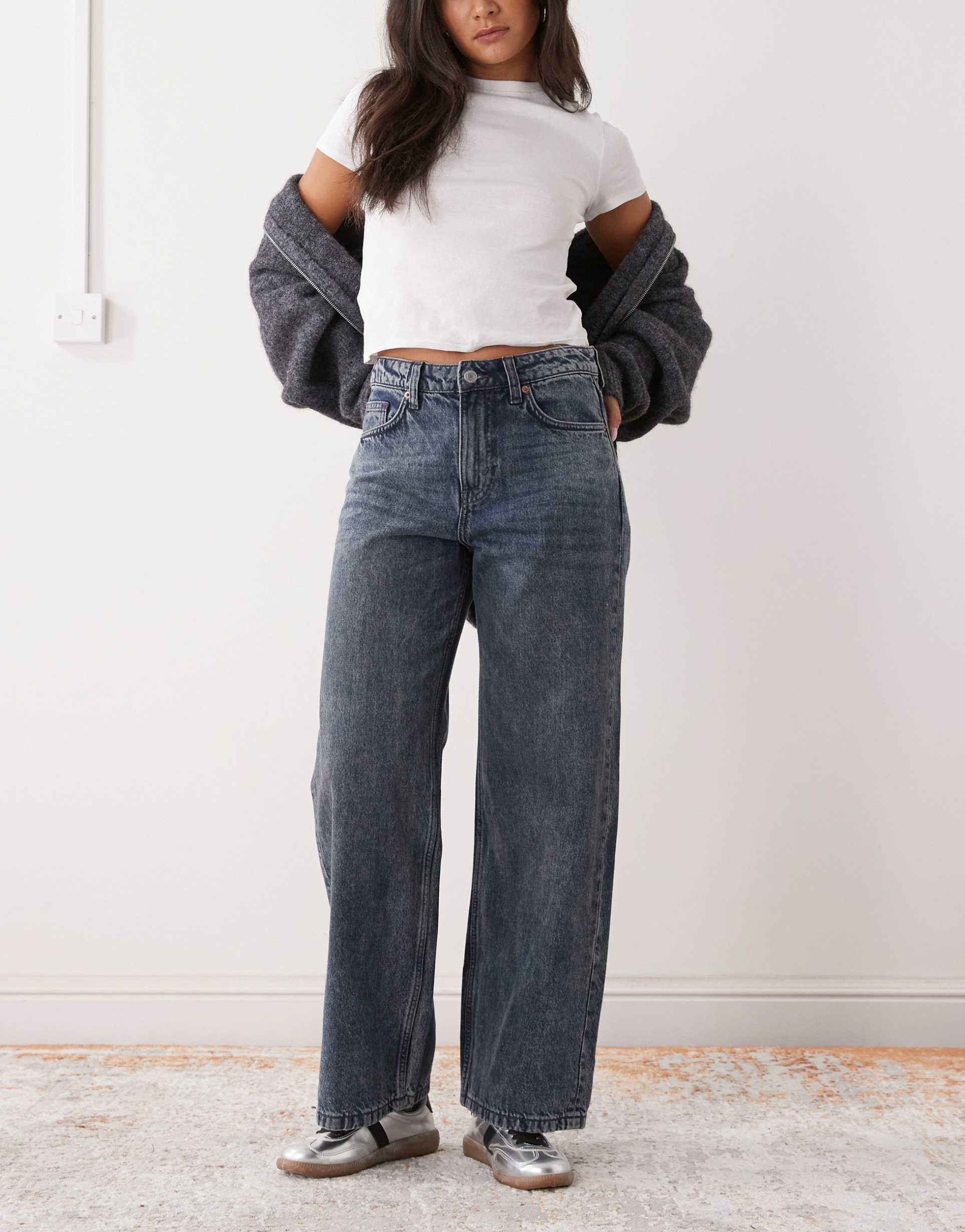 weekday missy low waist loose fit jeans in streaky blue wash