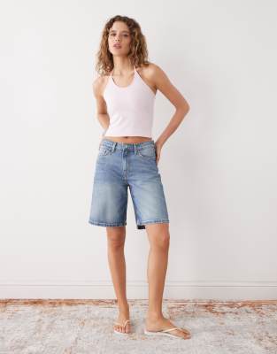 Weekday - Monterey - Jeans-Shorts in mittelblauer Waschung