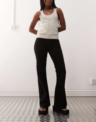 Weekday - Nova - Schmal geschnittene Bootcut-Jeans in Schwarz mit niedrigem Bund-Blau