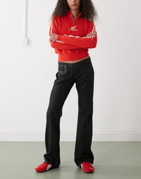 Weekday - Nova - Sorte smalle bootcut-jeans med coating og lav talje samt snoet syningsdetalje i siden og svaj - view 1