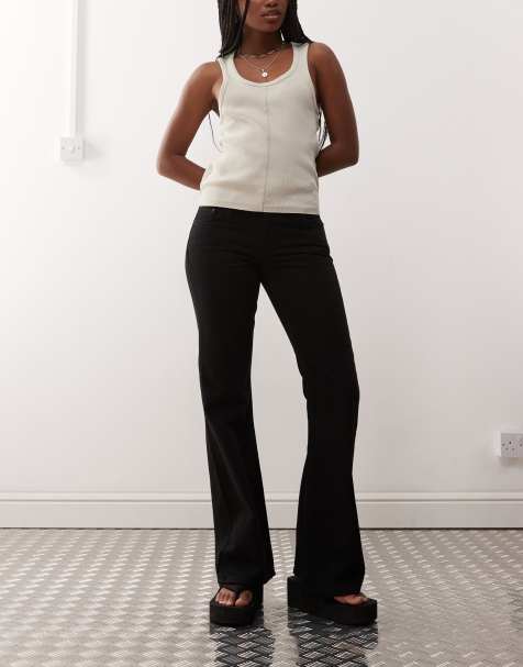 Weekday – Nova – Svarta smala bootcut-jeans med låg midja - view 1