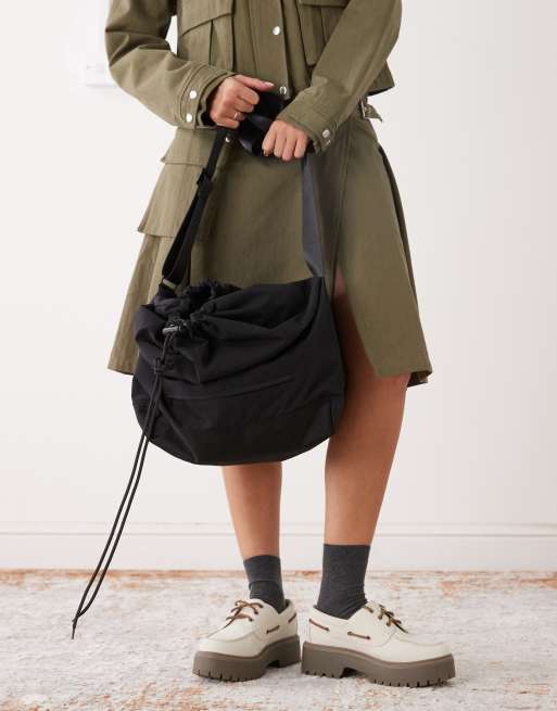 Weekday – Nylon-Umhängetasche in Schwarz mit Kordelzug, 2 von 4