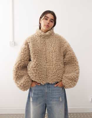 Weekday - Oberteil aus flauschigem Fleece in Beige-Brown