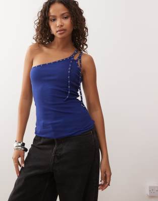 Weekday - Oberteil in Königsblau mit One-Shoulder-Träger und Riemchendetail mit Ösen