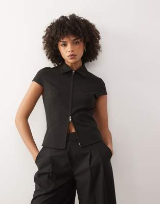 Weekday - Oberteil in Schwarz mit Kappärmeln, durchgehendem Reißverschluss und Nadelstreifen