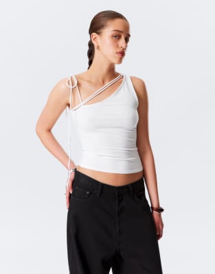 Weekday - Oberteil in Wollweiß mit One-Shoulder-Riemchenträger