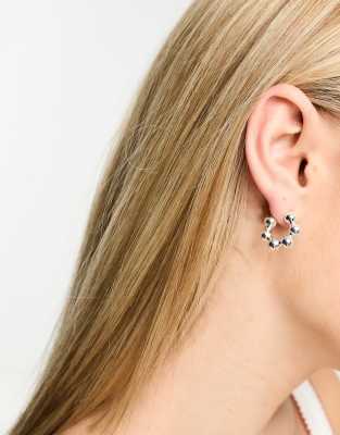 Weekday - Orecchini piccoli a cerchio color argento con pallini