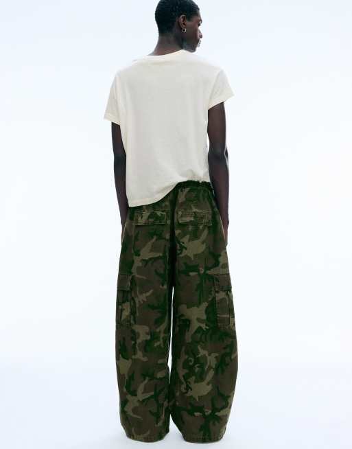 Weekday Oversize-Cargohose mit Camouflage-Print, 3 von 4