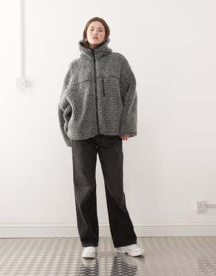 Weekday - Oversize-Jacke aus Teddyfleece in Dunkelgrau mit Reißverschluss und Kapuze
