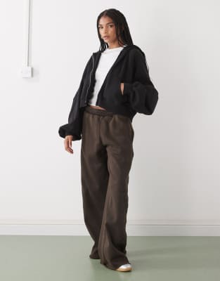 Weekday - Oversize-Jogginghose in Dunkelbraun mit Stickerei-Brown