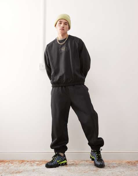 Weekday – Oversize-Jogginghose in Schwarz mit „Fantazy“-Fußballgrafikprint und kontrastierenden Nähten - view 1