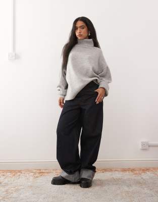 Weekday - Oversize-Pullover aus hochwertiger Wolle in meliertem Grau mit Stehkragen
