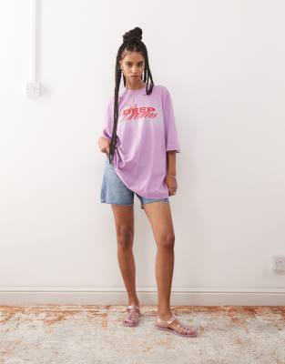 Weekday - Oversize-T-Shirt in brauner und lila Spray-Waschung mit „Deep Dreams"-Grafikprint-Rosa
