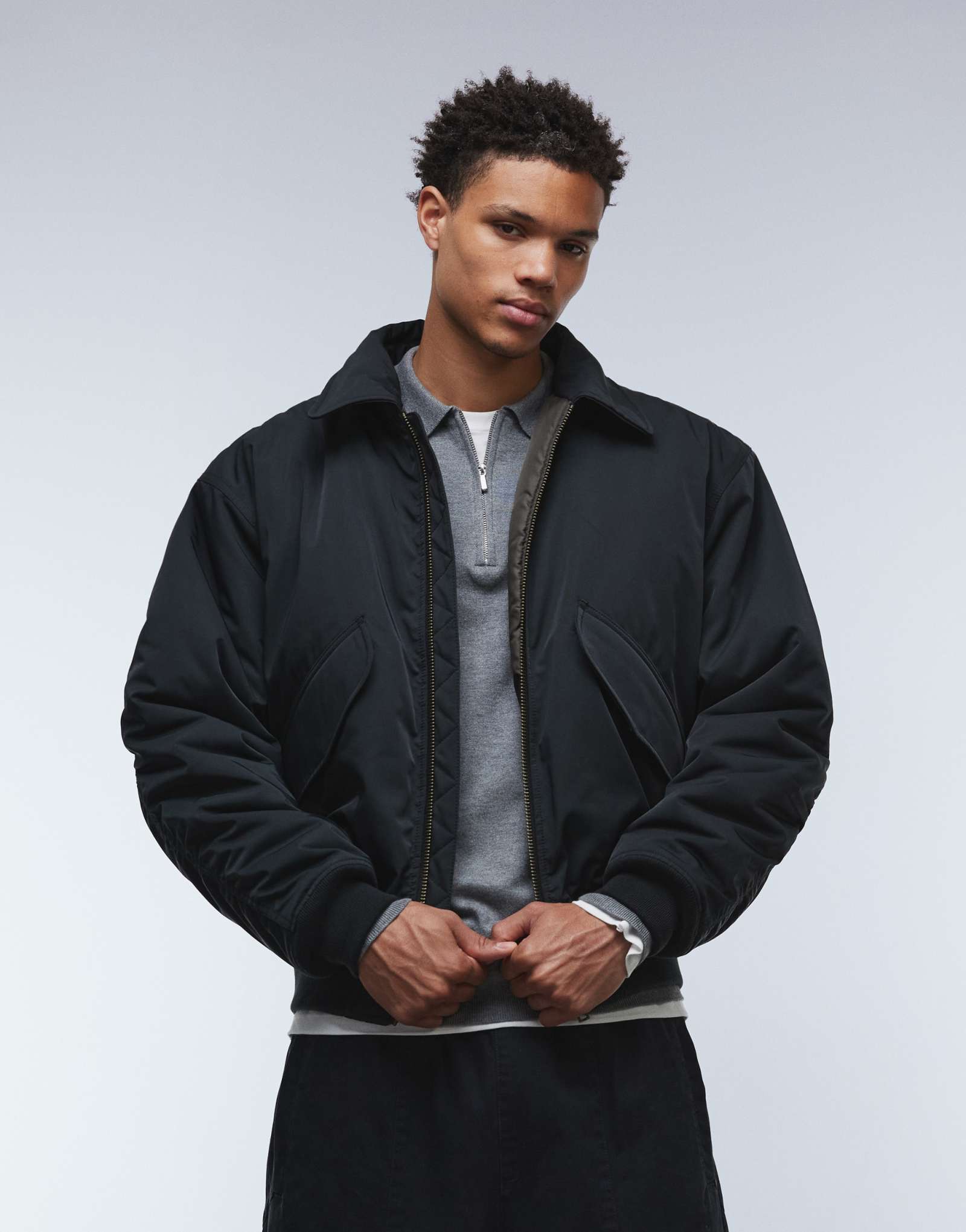 Куртка-бомбер оверсайз для буднего дня с воротником-стойкой черного цвета