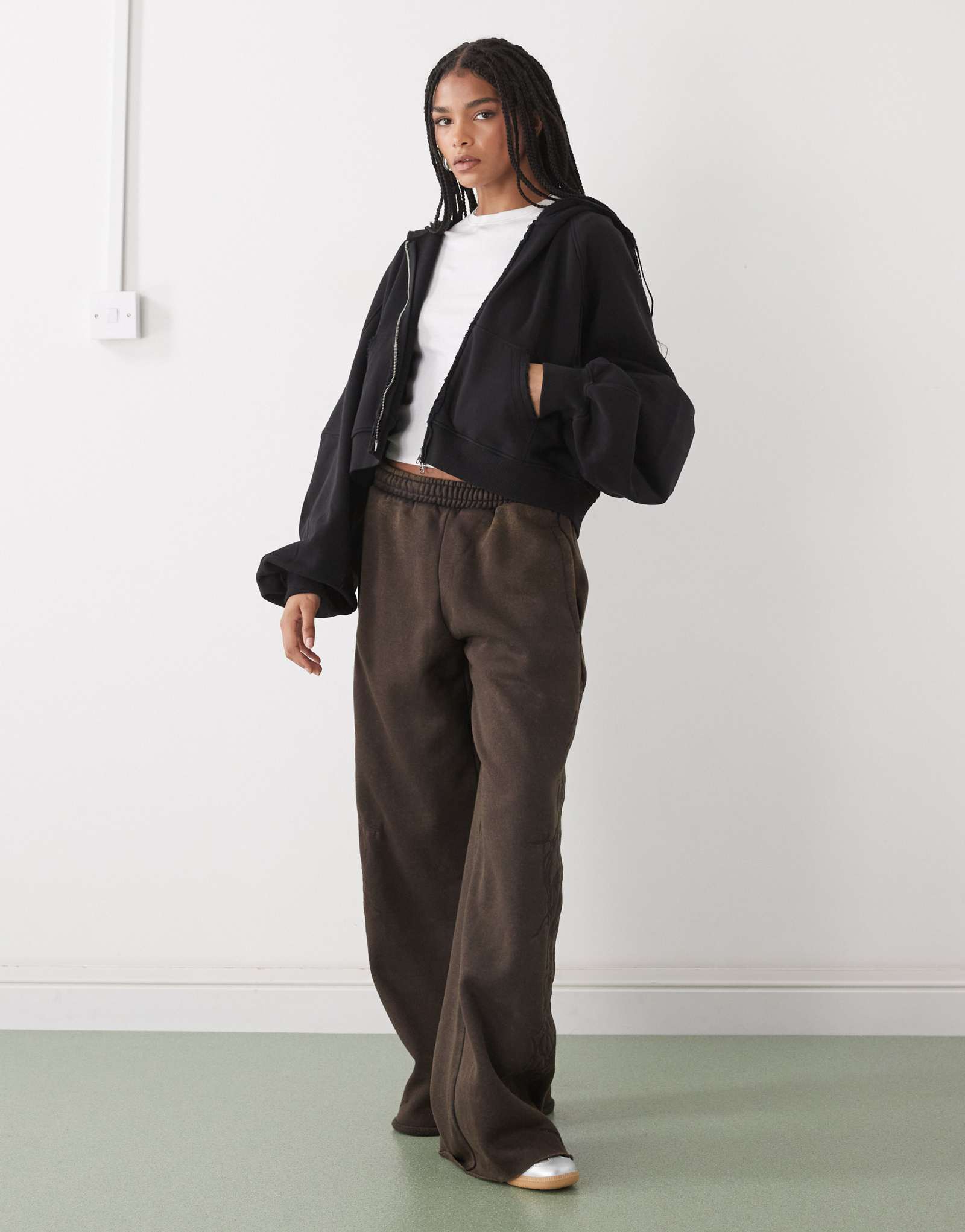 Тренировочные брюки с вышивкой большого размера для буднего дня темно-коричневого цвета