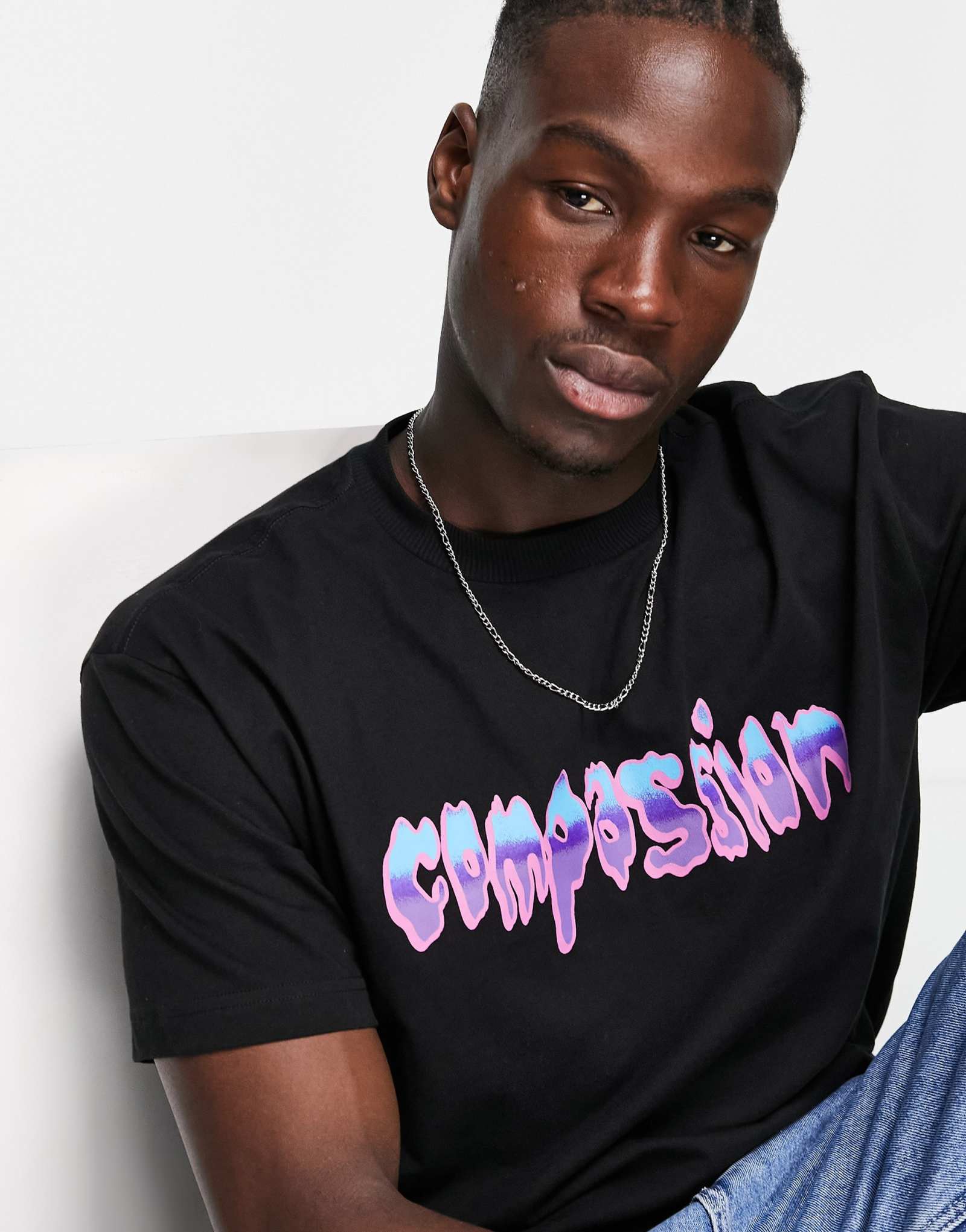 Черная футболка оверсайз с графическим принтом 